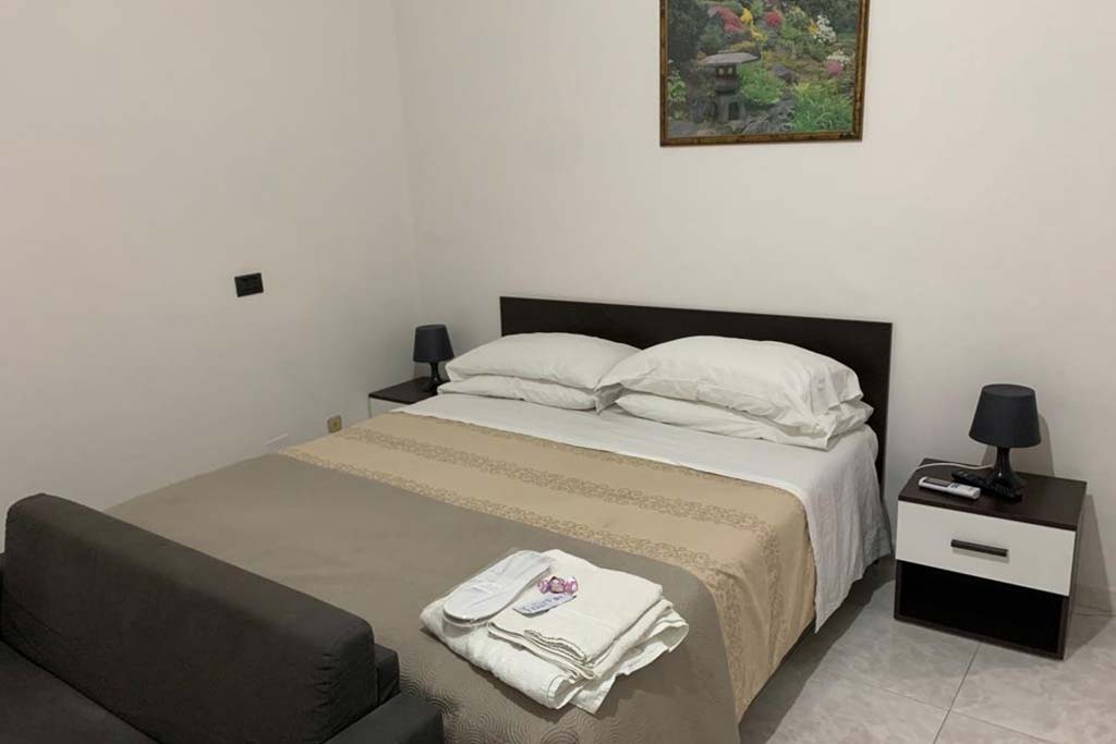 Camera confortevole con letto matrimoniale all'Hotel Lamanna