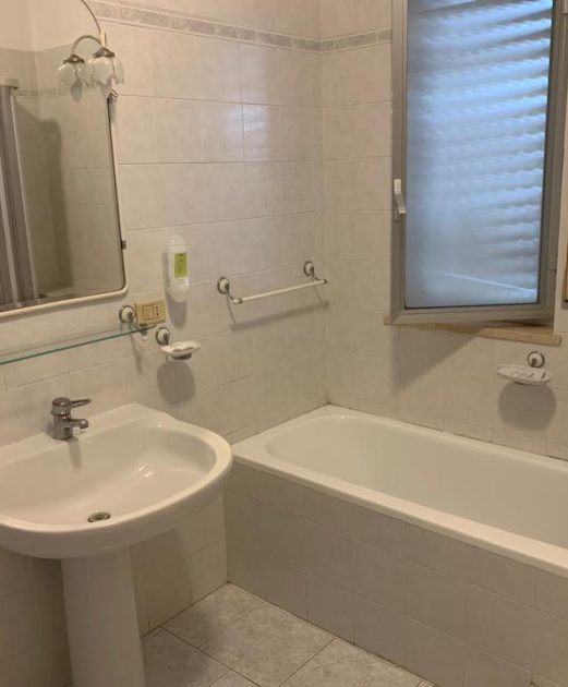 Bagno con vasca e doccia all'Hotel Lamanna