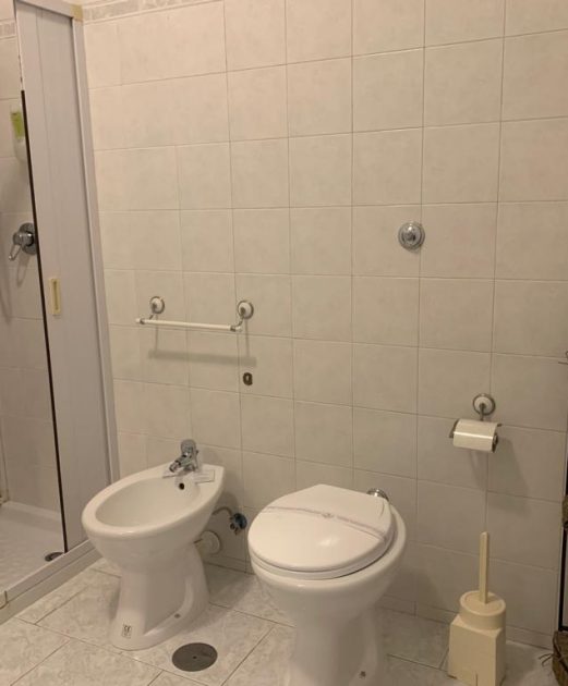 Bagno moderno e pulito all'Hotel Lamanna con doccia e bidet