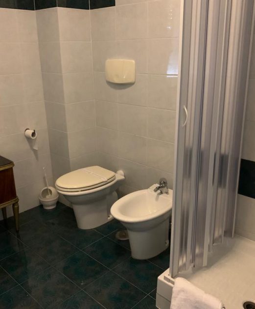 Bagno spazioso e pulito dell'Hotel Lamanna